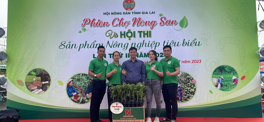 Vợ chồng anh Ngọc chị Tiên (thứ 2, thứ 3 từ trái sang) tham gia các cuộc thi, phiên chợ để học hỏi về phát triển cây giống chanh dây Ảnh: NVCC 0b07f2f8256f9731ce7e.jpg