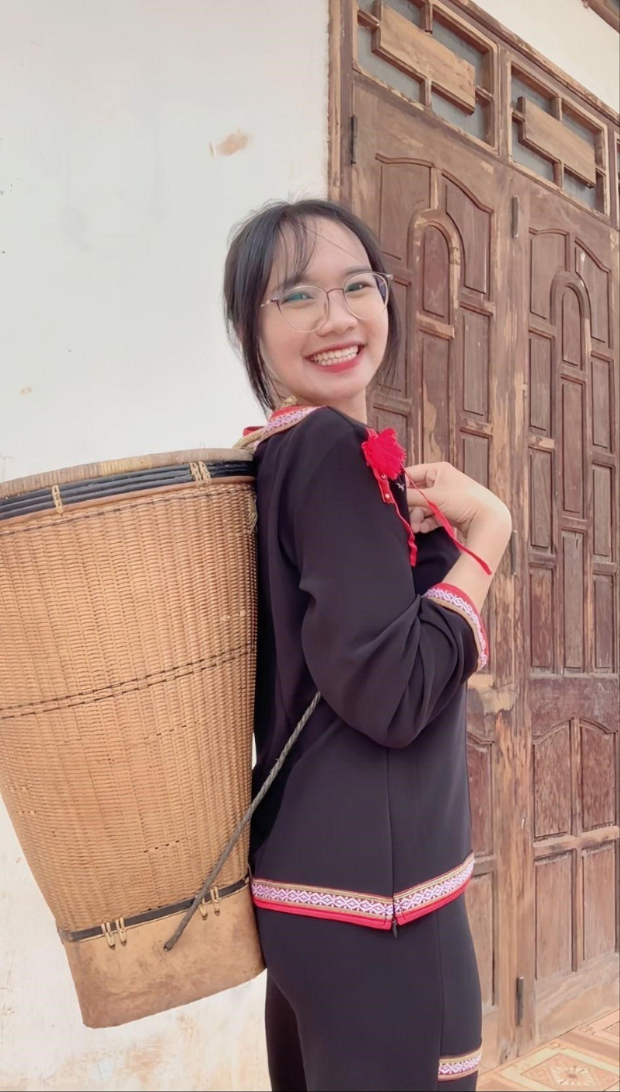 Cô gái Rơ Lan Giáo trong trang phục truyền thống của dân tộc Bahnar tại quê nhà Gia Lai. Ảnh: NVCC ro-lan-giao-trong-trang-phuc-truyen-thong-cua-dan-toc-bahnar-tai-que-nha-gia-lai-anh-nvcc-3040.jpg