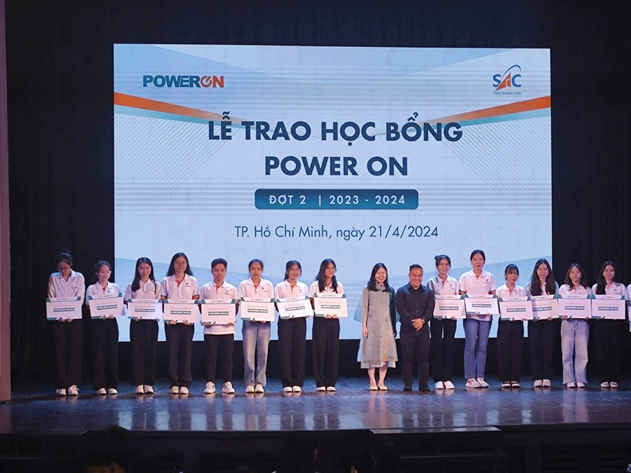 Em Rơ Lan Giáo (thứ 7 từ trái sang) nhận học bổng Power On đợt 2 năm học 2023-2024 tại TP. Hồ Chí Minh. Ảnh: NVCC ro-lan-giao-thu-7-tu-trai-sang-nhan-hoc-bong-power-on-dot-2-nam-hoc-2023-2024-tai-tp-ho-chi-minh-anh-nvcc.jpg