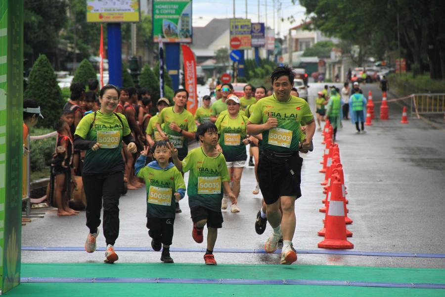 Gia Lai City Trail còn là nơi gắn kết các thành viên trong gia đình. Ảnh: Hoàng Hoài img-5512.jpg