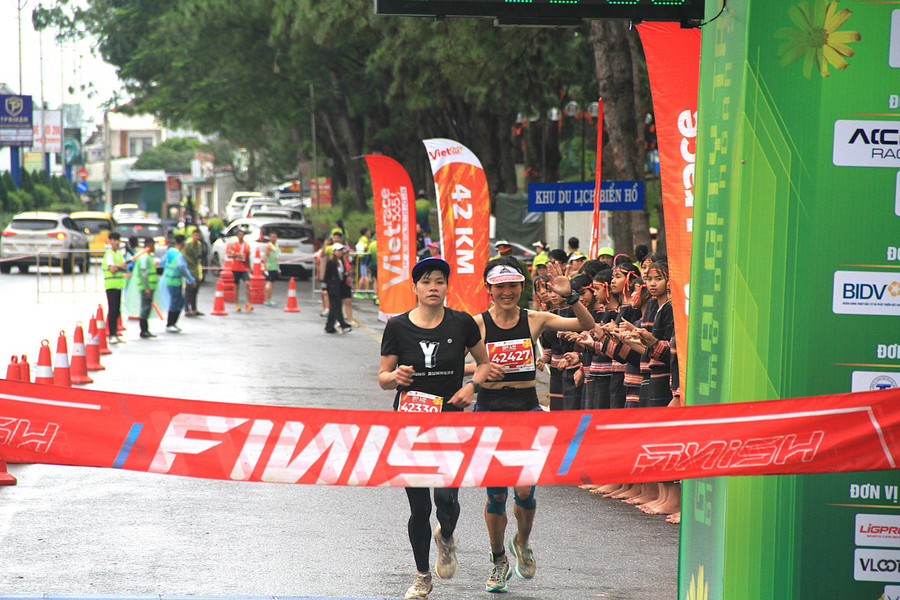 VĐV Nguyễn Thị Thu Thảo (bìa trái) và VĐV Nguyễn Thị Duyên theo sát nhau từng giây trên đường chạy. Ảnh: Hoàng Hoài img-5547.jpg