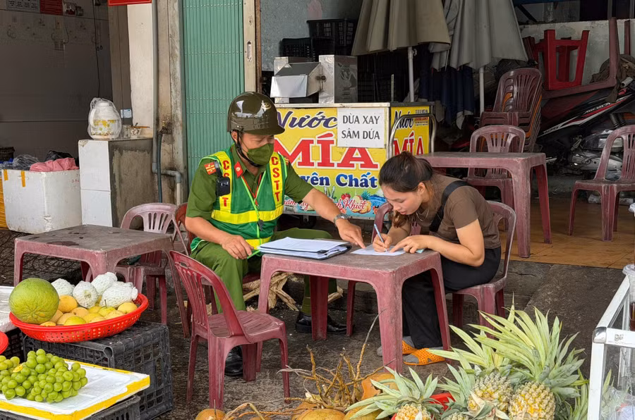 cong-an-phuong-thong-nhat-kiem-tra-nhac-nho-cac-ho-kinh-doanh-khong-lan-chiem-long-duong-via-he.jpg