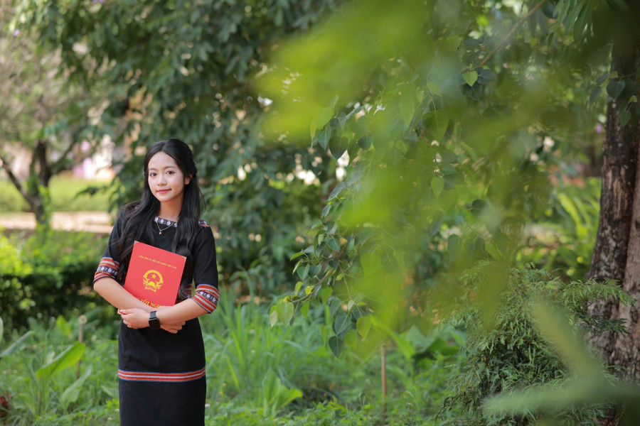 Bạn Y Mai Diễm-lớp 12A9, Trường THPT Nguyễn Huệ (huyện Đak Đoa) chọn chụp kỷ yếu với bộ đồ truyền thống của người dân tộc Bahnar để lưu giữ thanh xuân theo cách riêng của mình. Ảnh: Hà Văn Tiền ban-y-mai-diem-lop-12a9-truong-thpt-nguyen-hue-huyen-dak-doa-chon-chup-ky-yeu-voi-bo-do-truyen-thong-cua-nguoi-dan-toc-bannar-anh-ha-van-tien.jpg