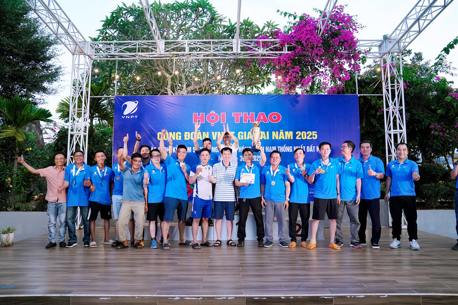 Ban tổ chức hội thao trao giải nhất, nhì, ba cho các nội dung. Ảnh: N.T sin01005-6957.jpg