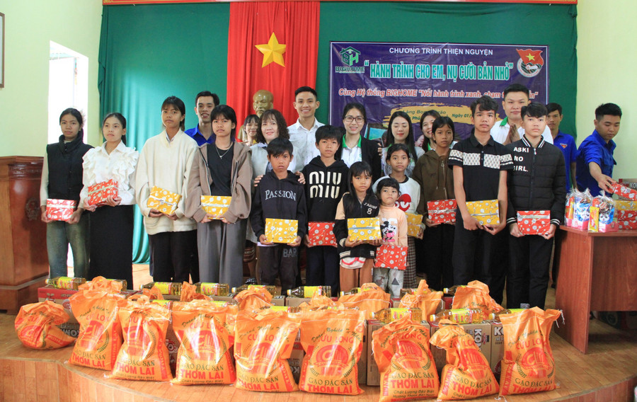 Đại diện Công ty Bighome trao quà cho các em nhỏ làng Bông Phrâo trong chương trình “Hành trình cho em, nụ cười bản nhỏ”. Ảnh: Hoàng Hoài img-5537.jpg