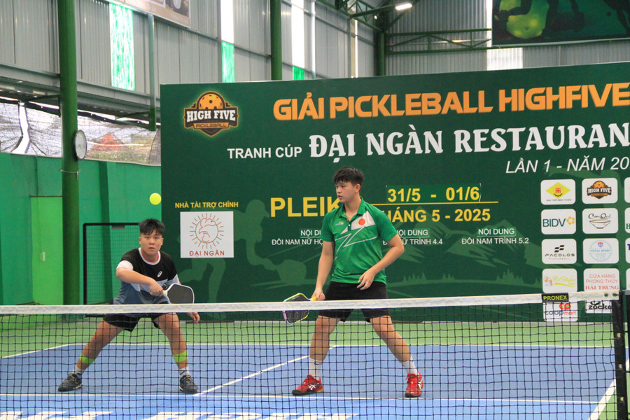 Cặp VĐV trẻ Nguyễn Gia Hưng (bìa phải)-Phạm Đức Chấn Phong (bìa trái) gây ấn tượng với nhiều pha xử lý bóng hay. Ảnh: H.H img-5652.jpg