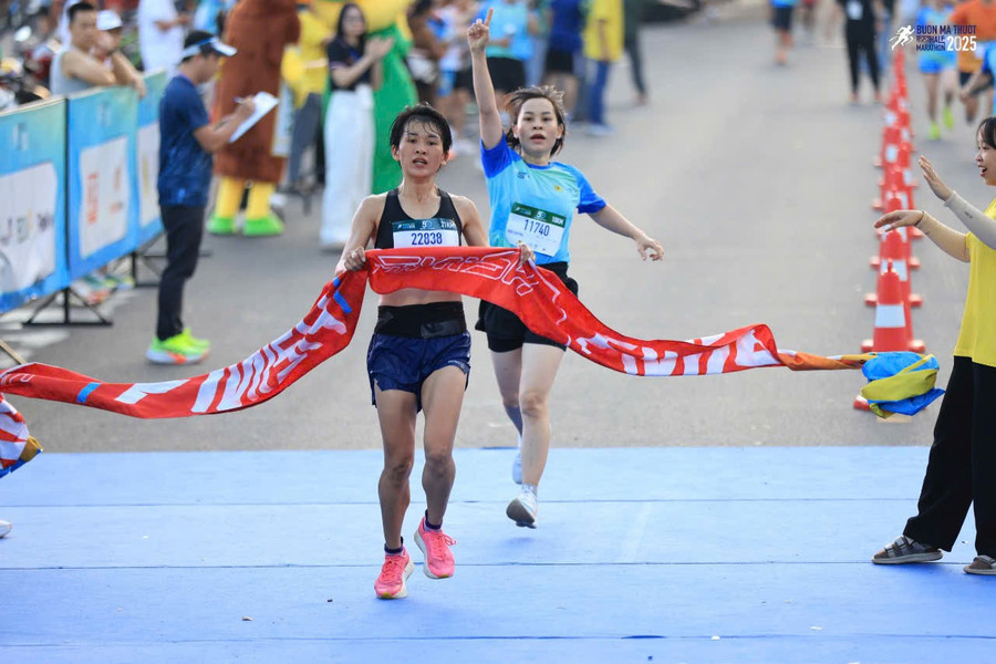 VĐV Nguyễn Thị Duyên-Thành viên CLB Gia Lai Marathon-Chủ nhiệm CLB Krông Pa Runners giành giải nhất chung cuộc cự ly 21km nữ. Ảnh: BTC glm-2.jpg