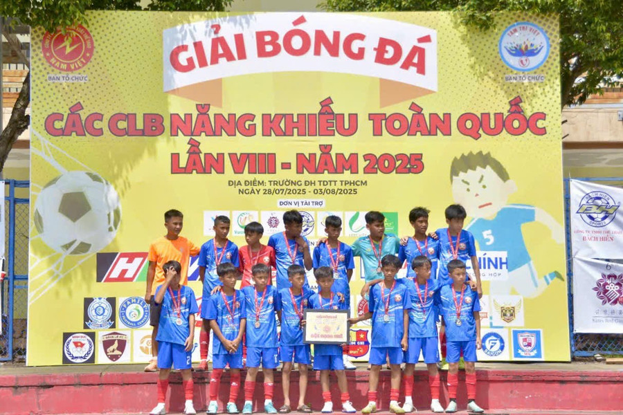 Đội U13 giành huy chương bạc nội dung thi đấu Siêu cúp tại Giải Bóng đá Các CLB Năng khiếu toàn quốc lần thứ VIII. Ảnh: CTV Đội U13 giành huy chương bạc nội dung thi đấu Siêu cúp tại Giải Bóng đá Các CLB Năng khiếu toàn quốc lần thứ VIII. Ảnh: CTV