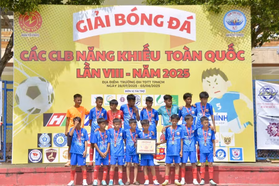 Đội U13 giành huy chương bạc nội dung thi đấu Siêu cúp tại Giải Bóng đá Các CLB Năng khiếu toàn quốc lần thứ VIII. Ảnh: CTV