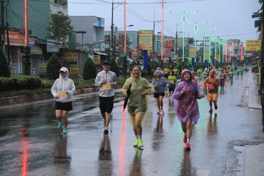 Giải năm nay được đánh giá mang lại nhiều trải nghiệm chạy địa hình cho các runner. Ảnh: Hoàng Hoài cu-ly-5km-xuat-phat-trong-thoi-tiet-mua-nang-hat-nhung-van-dong-dao-van-dong-vien-tham-gia-anh-hh.jpg