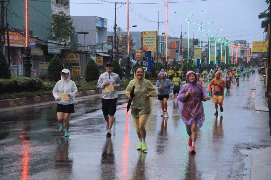 cu-ly-5km-xuat-phat-trong-thoi-tiet-mua-nang-hat-nhung-van-dong-dao-van-dong-vien-tham-gia-anh-hh.jpg