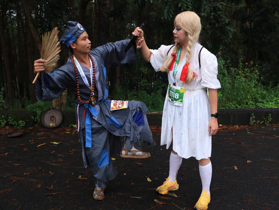 VĐV Ngọc Lễ (trái) trong trang phục "Tế Công" cùng VĐV Trần Thị Thảo Trang hóa trang thành Annabelle tại giải chạy. Ảnh: Na anh-ngoc-le-trong-trang-phuc-te-cong-cung-ban-tran-thi-thao-trang-hoa-trang-thanh-annabelle-anh-na.jpg