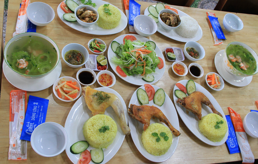 Mỗi suất cơm gà tại Ẩm thực Dông Ưng 2 có giá 45.000 đồng. Ảnh: H.H img-9663.jpg