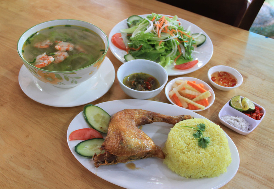 Khách đến ăn cơm gà Dông Ưng thường gọi thêm canh khổ qua nấu tôm hoặc canh lá giang để thưởng thức trọn vẹn món ăn. Ảnh: H.H img-9711.jpg