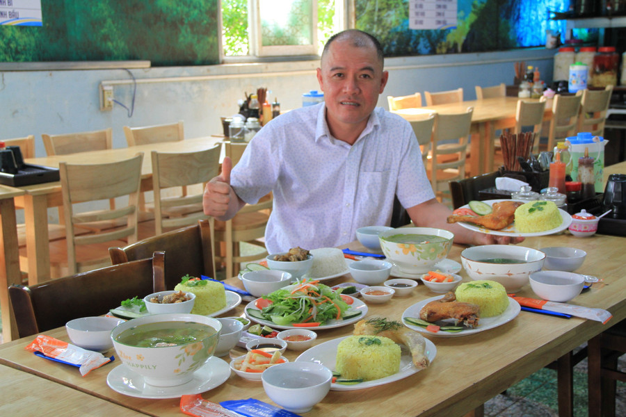 Anh Đinh Công Thu-Chủ quán Ẩm thực Dông Ưng 2 bên món cơm gà của quán được nhiều thực khách lựa chọn. Ảnh: H.H img-9678.jpg