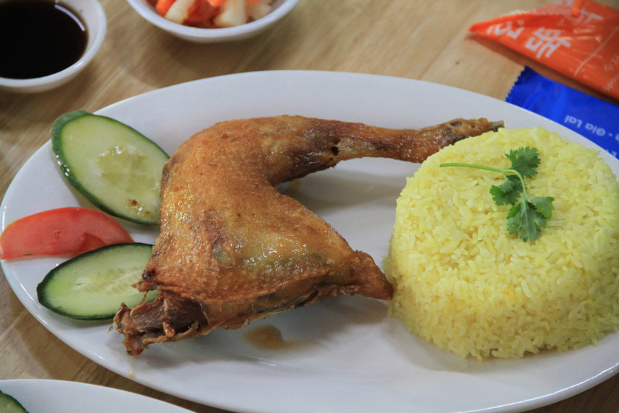 Thịt gà trong mềm, ngoài giòn nhưng ăn không hề ngán. Ảnh: H.H img-9672.jpg