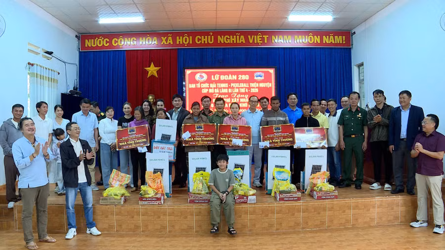 trao-qua-giai-pickleball-tenis-thien-nguyen-cup-mo-da-lang-bi-lan-thu-iv-nam-2026.jpg