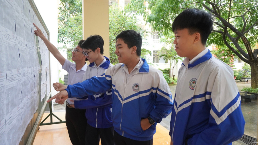 Từ sáng sớm, nhiều thí sinh đã có mặt tại điểm thi để sẵn sàng cho kỳ thi tuyển sinh vào lớp 10 Trường THPT chuyên Hùng Vương. Ảnh: Chu Hằng tu-sang-som-da-co-dong-dao-cac-thi-sinh-den-diem-thi-de-san-sang-cho-ky-thi-vao-lop-10-truong-thpt-chuyen-hung-vuong-anh-chu-hang.jpg