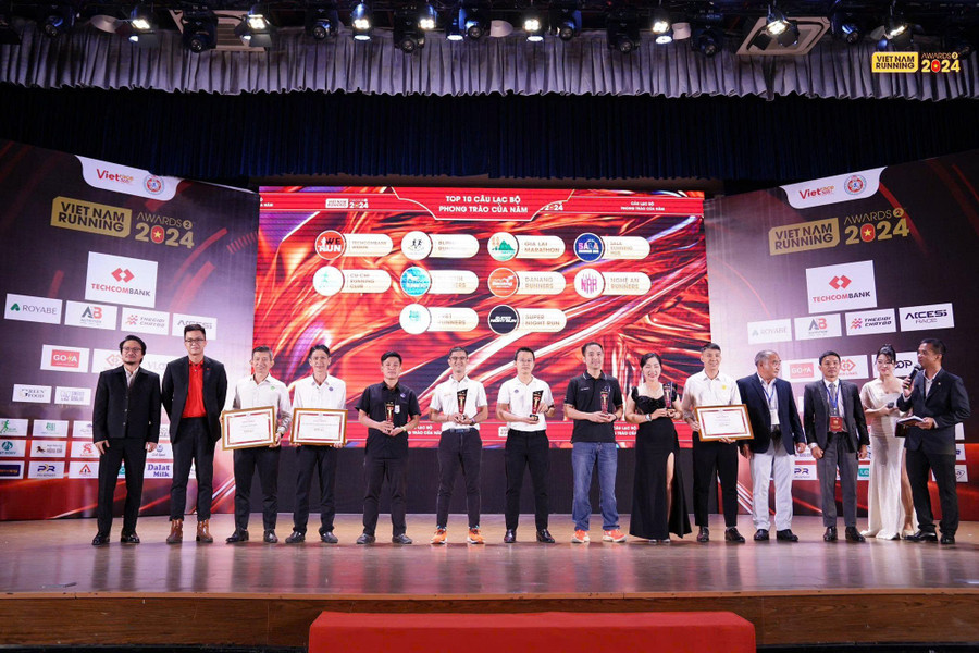 Đại diện CLB Gia Lai Marathon (thứ 4 từ trái sang) vinh dự nhận giải top 10 CLB chạy bộ phong trào của năm 2024. Ảnh: CTV b0cabcb3f2ec44b21dfd3.jpg
