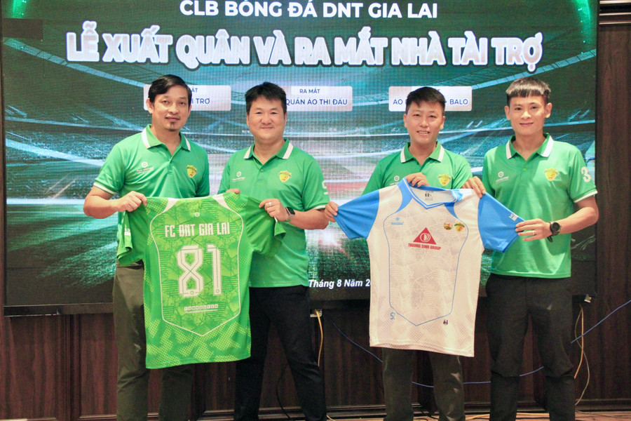 Tập đoàn Khoa học Quốc tế Trường Sinh là nhà tài trợ chính cho đội bóng. Ảnh: Hoàng Hoài img-9023.jpg
