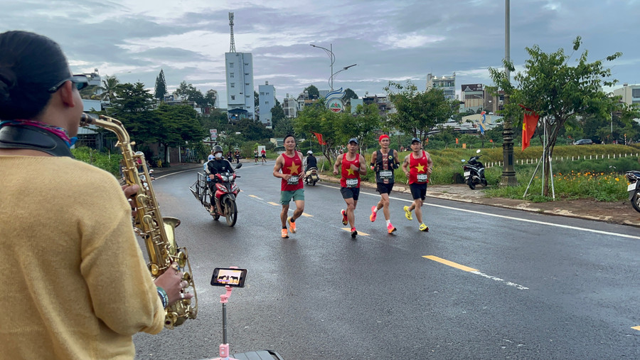 Các VĐV vừa được nghe nhạc saxophone vừa hoàn thành đường chạy. Ảnh: H.H img-7859.jpg