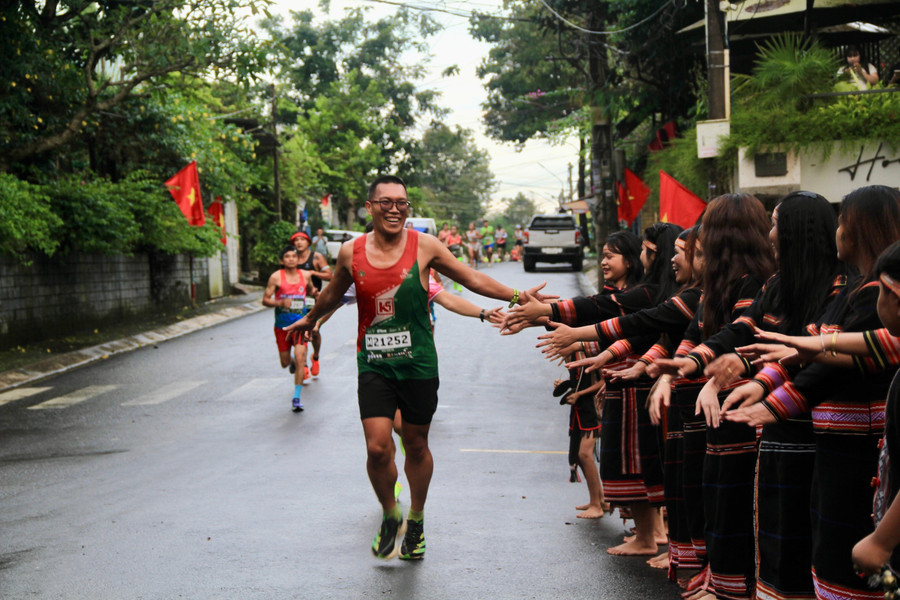 Các runner hòa mình cùng những giai điệu cồng chiêng Tây Nguyên trên đường chạy. Ảnh: H.H img-9960.jpg