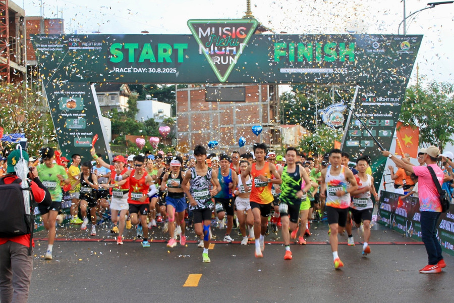 Hơn 350 VĐV xuất phát ở cự ly 21 km. Ảnh: H.H img-9914.jpg