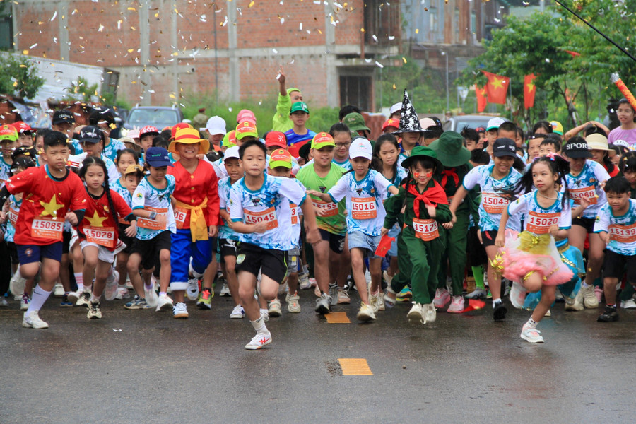 200 vận động viên "nhí" hào hứng tranh tài cự ly 1,5 km. Ảnh: H.H img-9764.jpg