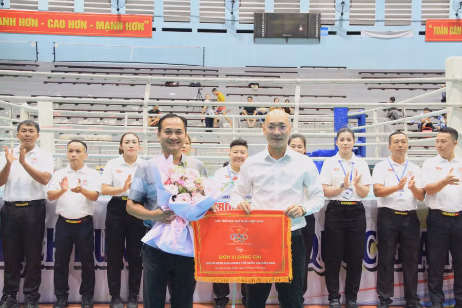 cuc-the-duc-the-thao-viet-nam-trao-tang-co-cho-don-vi-dang-cai-to-chuc-giai-vo-dich-kun-khmer-tre-quoc-gia-nam-2026.jpg