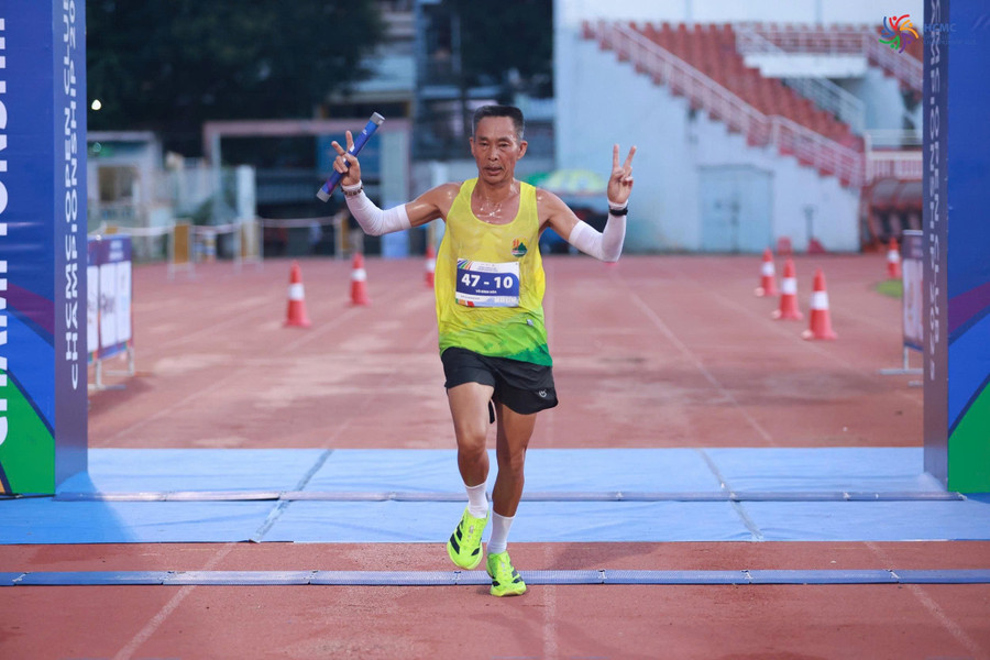 Ông Võ Đình Hòa-Thành viên CLB Gia Lai Marathon là vận động viên lớn tuổi nhất tại Giải tiếp sức HCMC Open Club Championship 2025. Ảnh: BTC 7b90582da77e1120486f26.jpg