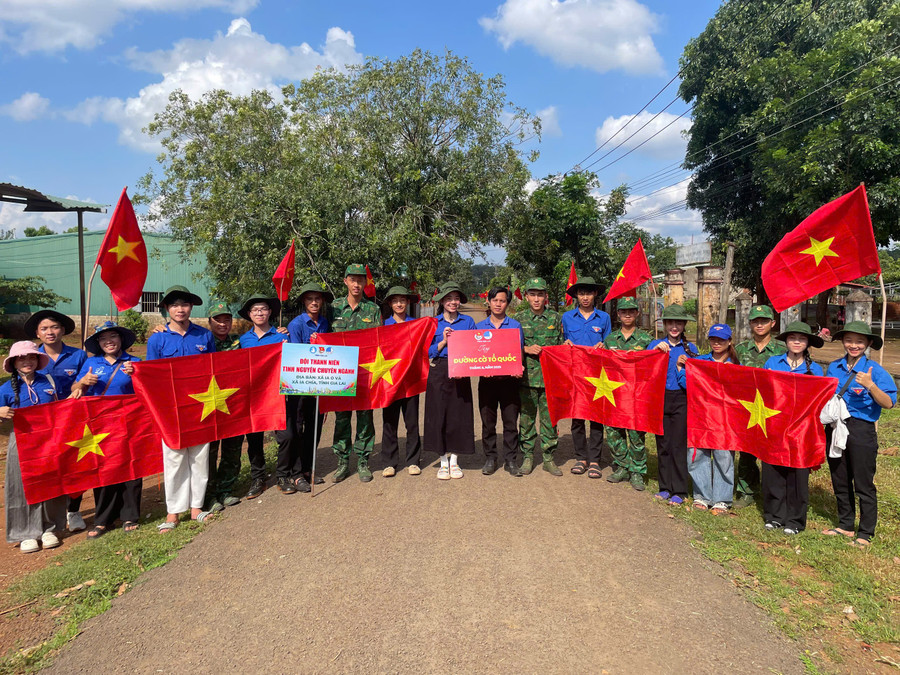 Đường cờ Tổ quốc được thực hiện tại xã Ia O trong khuôn khổ chiến dịch hè 2025. Ảnh: Quốc Dũng 1347bcd88e2f07715e3e.jpg