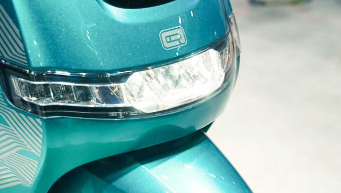 Cụm đèn LED kích thước lớn và thân xe vuốt mềm tạo nên vẻ ngoài hiện đại nhưng vẫn giữ nét thanh lịch cho iQube 2025. Ảnh: S.T xm2.png