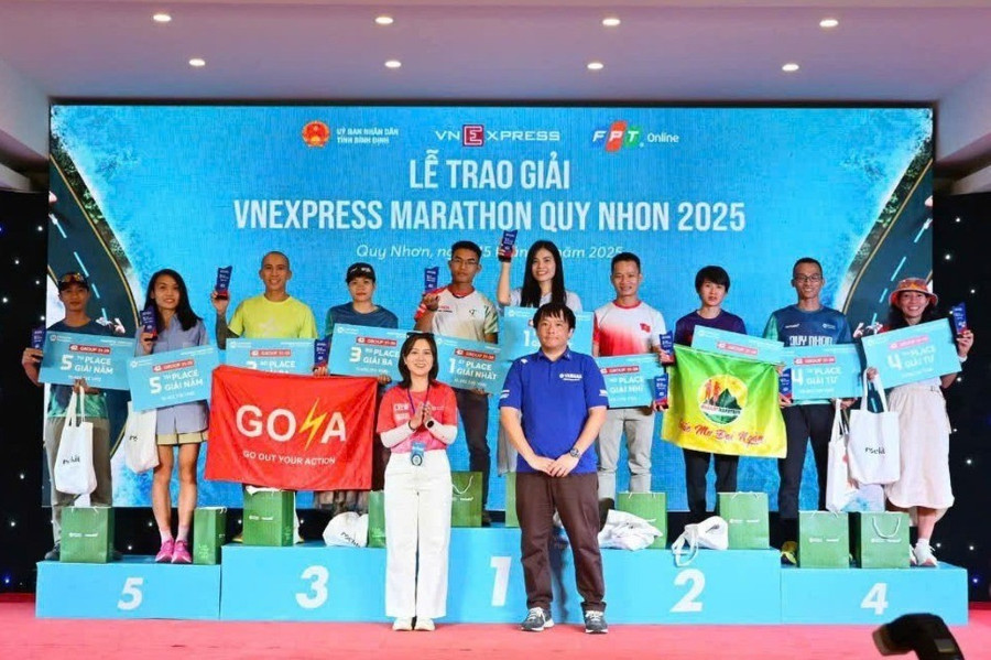 Các VĐV CLB Gia Lai Marathon nhận giải ở cự ly 42km độ tuổi 31-39. Ảnh: N.K d319742737678039d976-7730.jpg