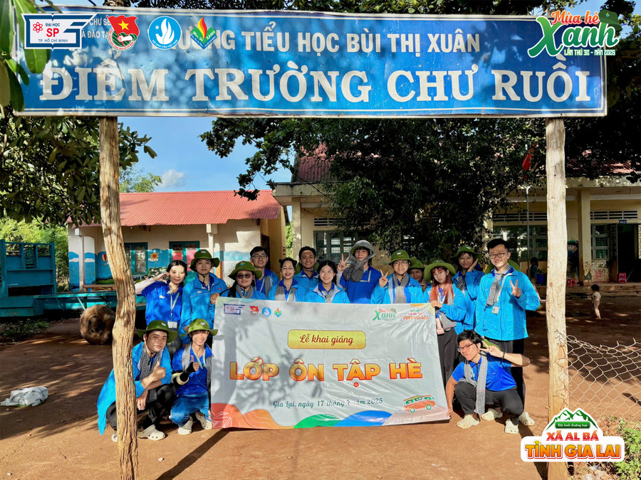 Các chiến sĩ tình nguyện "Mùa hè xanh" khai giảng lớp ôn tập hè cho học sinh. Ảnh: ĐVCC 01.png