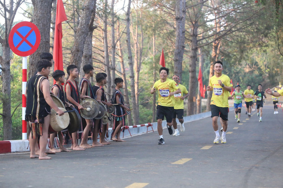 Các runner sẽ vừa chạy, vừa hòa theo thanh âm của Tây Nguyên. Ảnh: Hoàng Hoài image.jpg