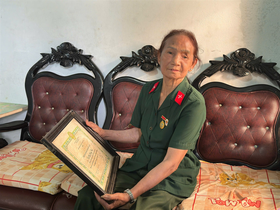 Bà Võ Thị Hồng Phú bên Kỷ niệm chương Chiến sĩ cách mạng bị địch bắt, tù đày do Chính phủ trao tặng. Ảnh: Minh Chí img-6967.jpg