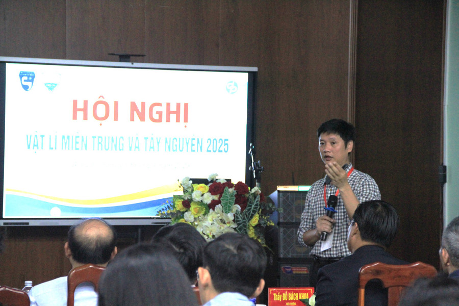 Đại diện nhóm nhà khoa học trình bày kết quả nghiên cứu tại Hội nghị Vật lí miền Trung và Tây Nguyên 2025. Ảnh: H.H img-1439.jpg