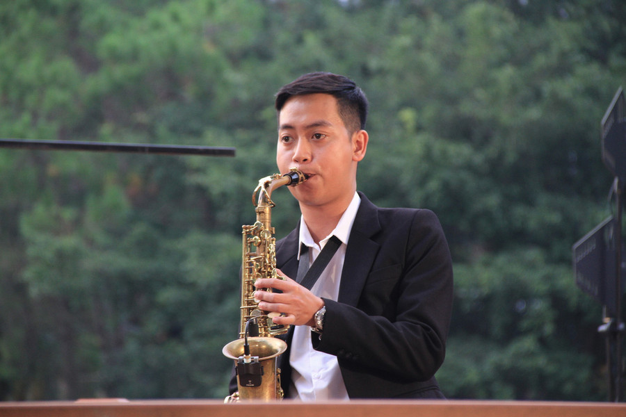 ទស្សនិកជនបានរីករាយជាមួយបទភ្លេង saxophone និងវីយូឡុង។ រូបថត៖ Hoang Hoai img-5868.jpg