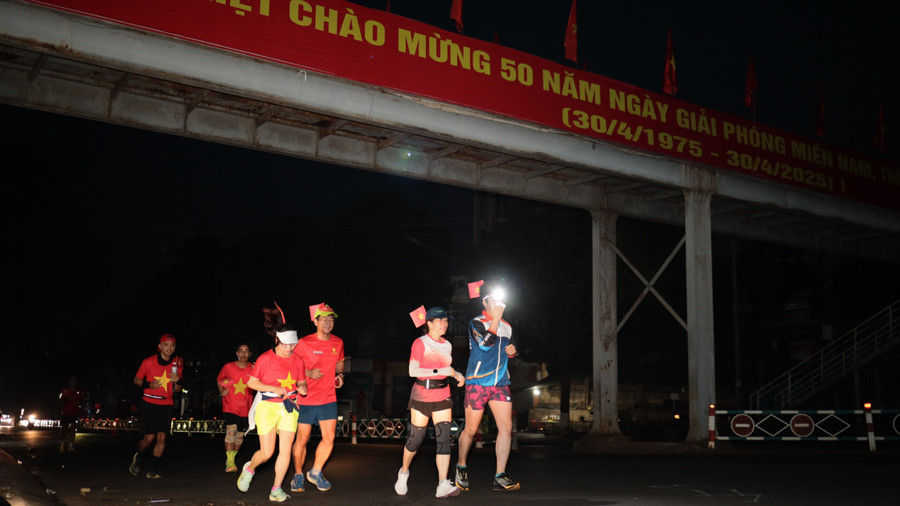 Các runner xuất phát từ 4 giờ 30 sáng. Ảnh: B.N nxb-9732-original-7745.jpg
