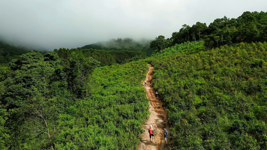 Các VĐV phải vượt qua 2 ngọn núi là Chư Nâm và Chư Đang Ya ở cự ly 42 km. Ảnh: Phúc Toàn gia-lai-city-trail-fly-2.jpg