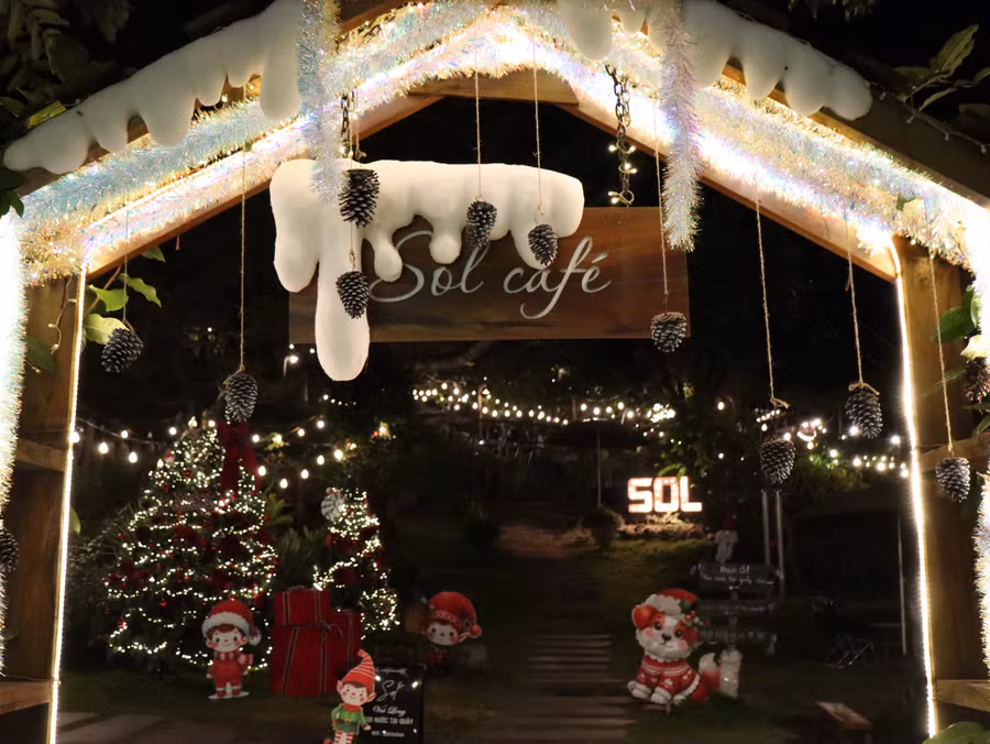 sol-cafe-lung-linh-voi-cong-phu-tuyet-va-anh-den-anh-na.jpg