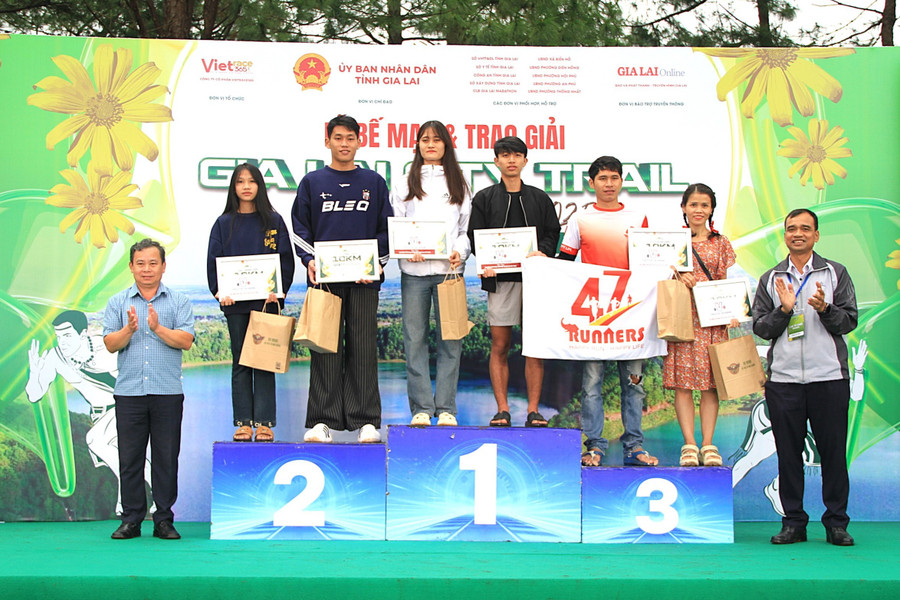 Ban Tổ chức trao giải cho các VĐV đạt thành tích ở cự ly 10 km. Ảnh: Hoàng Hoài dai-dien-btc-trao-giai-cho-top-3-chung-cuoc-cu-ly-10km-anh-hh.jpg