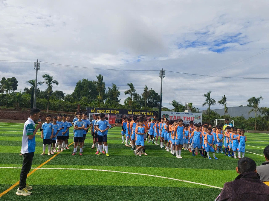 Hơn 100 em nhỏ tham gia khóa huấn luyện bóng đá hè 2025 tại Trung tâm Bóng đá cộng đồng Dương Nguyễn Sport Đak Đoa. Ảnh: H.N hon-100-em-nho-tham-gia-khoa-huan-luyen-bong-da-he-2025.jpg