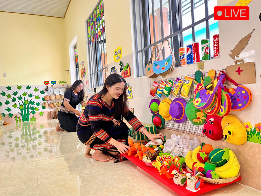 Cô trò Trường Mần non Ia Pết hân hoan năm học mới được học tập trong ngôi trường mới khang trang. Ảnh: Hoàng Hoài img-8264-8680.jpg