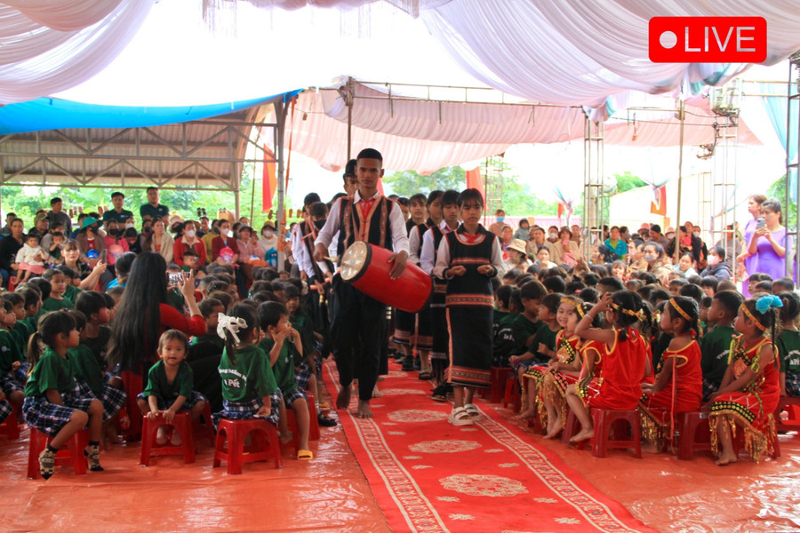 Tiết mục cồng chiêng rộn rã trong ngày khai trường. Ảnh: Hoàng Hoài img-0747-1523.jpg