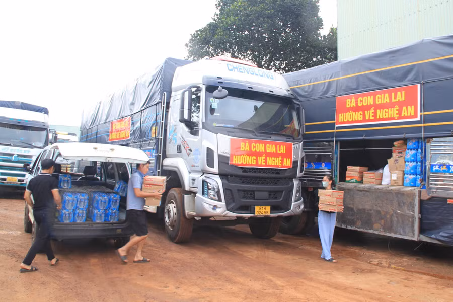 Người dân Gia Lai tập kết nhu yếu phẩm lên xe để gửi về Nghệ An hỗ trợ bà con vùng lũ. Ảnh: Hoàng Hoài