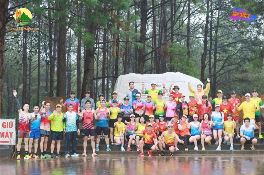 Các thành viên CLB Gia Lai Marathon tham gia chương trình chạy bộ đặc biệt, đi qua các biểu tượng gắn bó với người dân Pleiku. Ảnh: CTV 02540817ff73492d1062.jpg