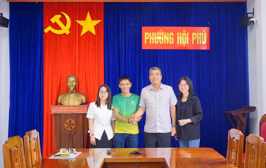 long-di-nhan-huong-den-thu-thach-chay-100-km-moi-ngay-trong-102-ngay.jpg