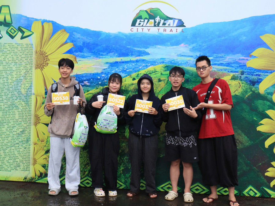 Đông đảo chân chạy trong và ngoài tỉnh đổ về phố núi Gia Lai. Ảnh: Na 677cb4c70b8487dade95.jpg