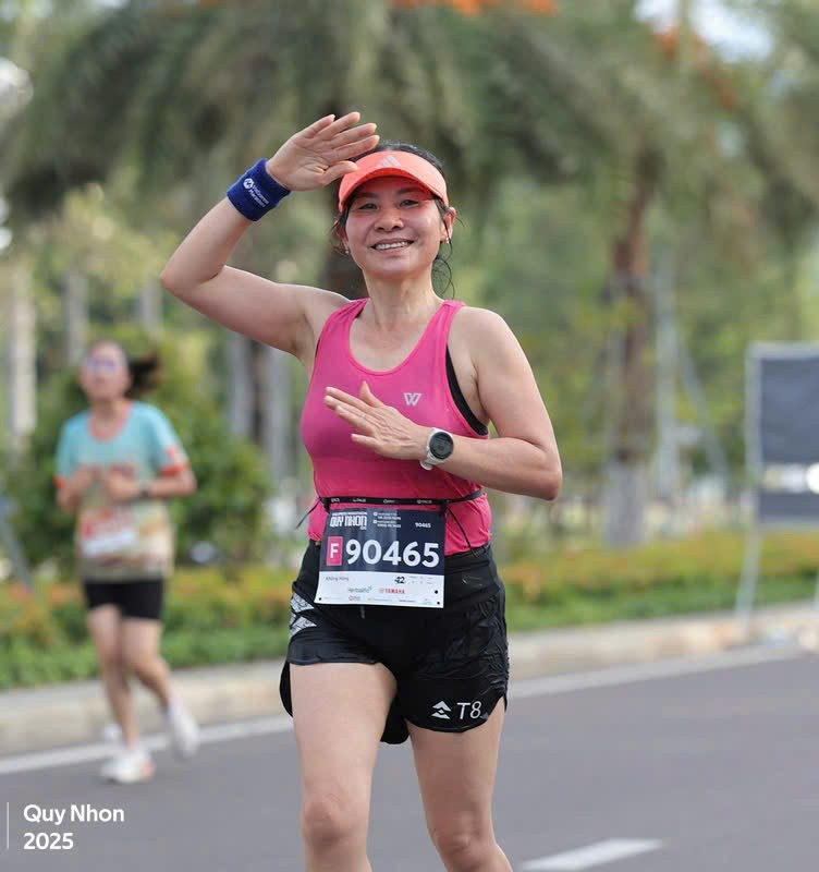 VĐV Khổng Thị Hồng (51 tuổi, thị xã An Khê) về nhất nhóm tuổi 50-59 cự ly 42km. Ảnh: BTC vdv-khong-thi-hong-51-tuoi-an-khe.jpg